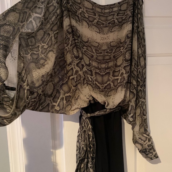 Snake skin tight dress with big arms - Picture 4 of 4